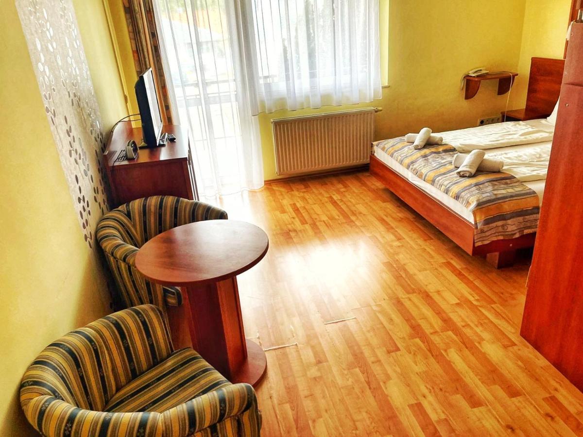 Alkotmany Vendeghaz Sarvar Exterior foto