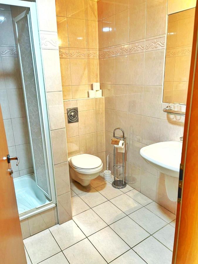 Alkotmany Vendeghaz Sarvar Exterior foto