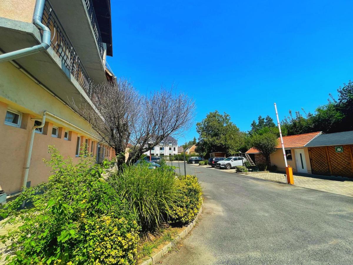 Alkotmany Vendeghaz Sarvar Exterior foto