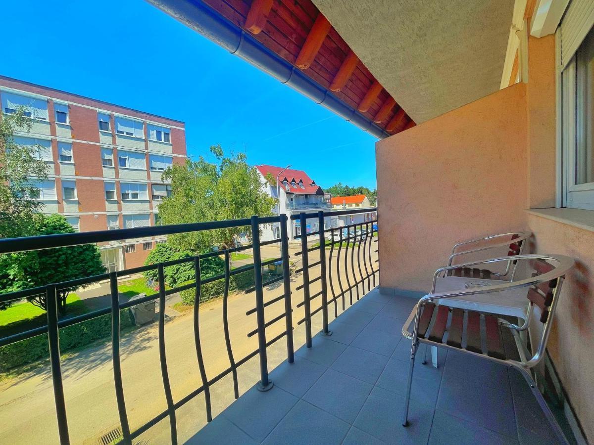 Alkotmany Vendeghaz Sarvar Exterior foto