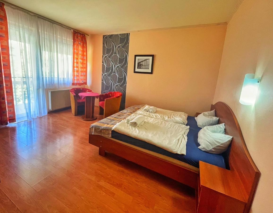 Alkotmany Vendeghaz Sarvar Exterior foto