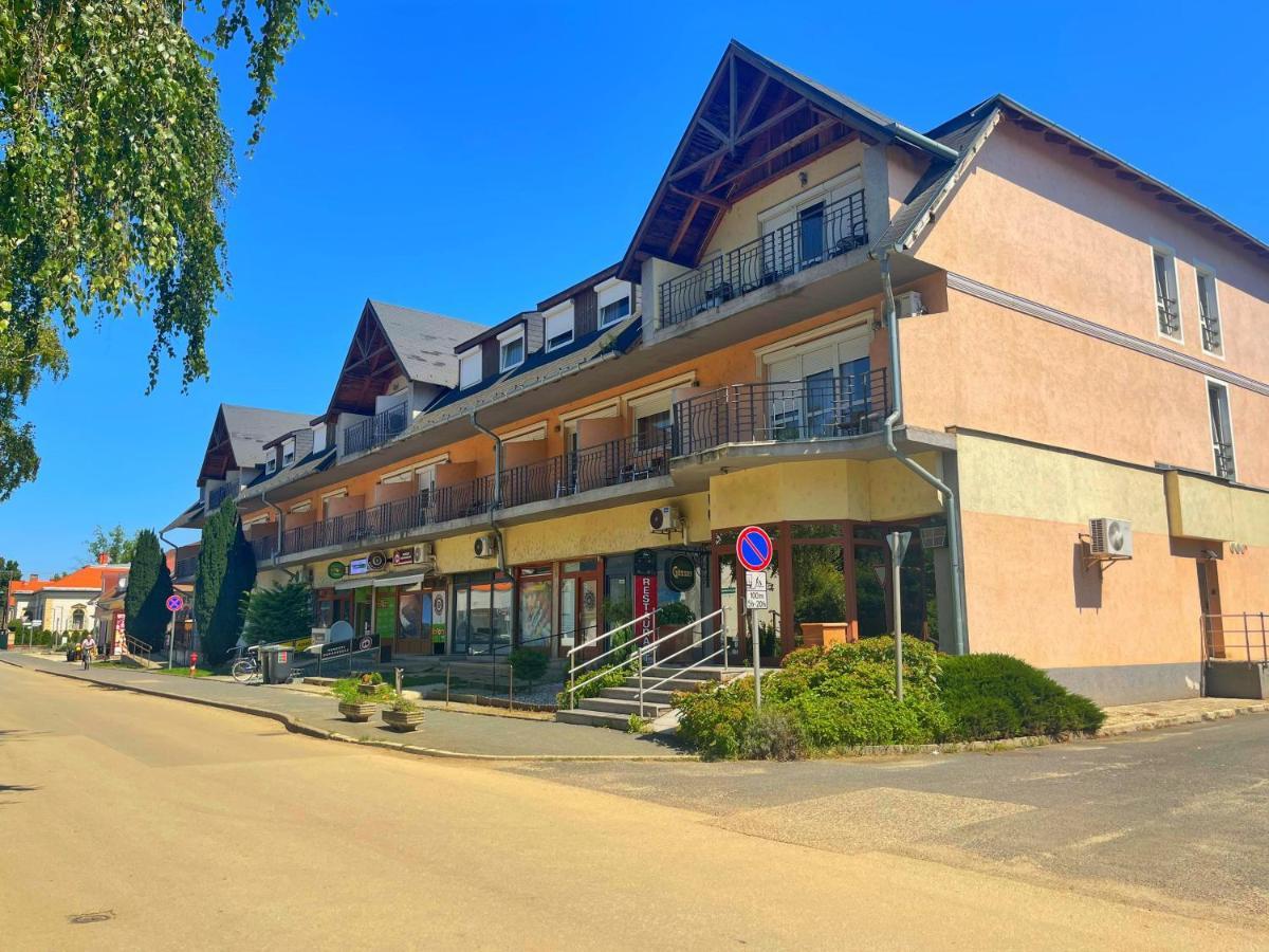 Alkotmany Vendeghaz Sarvar Exterior foto