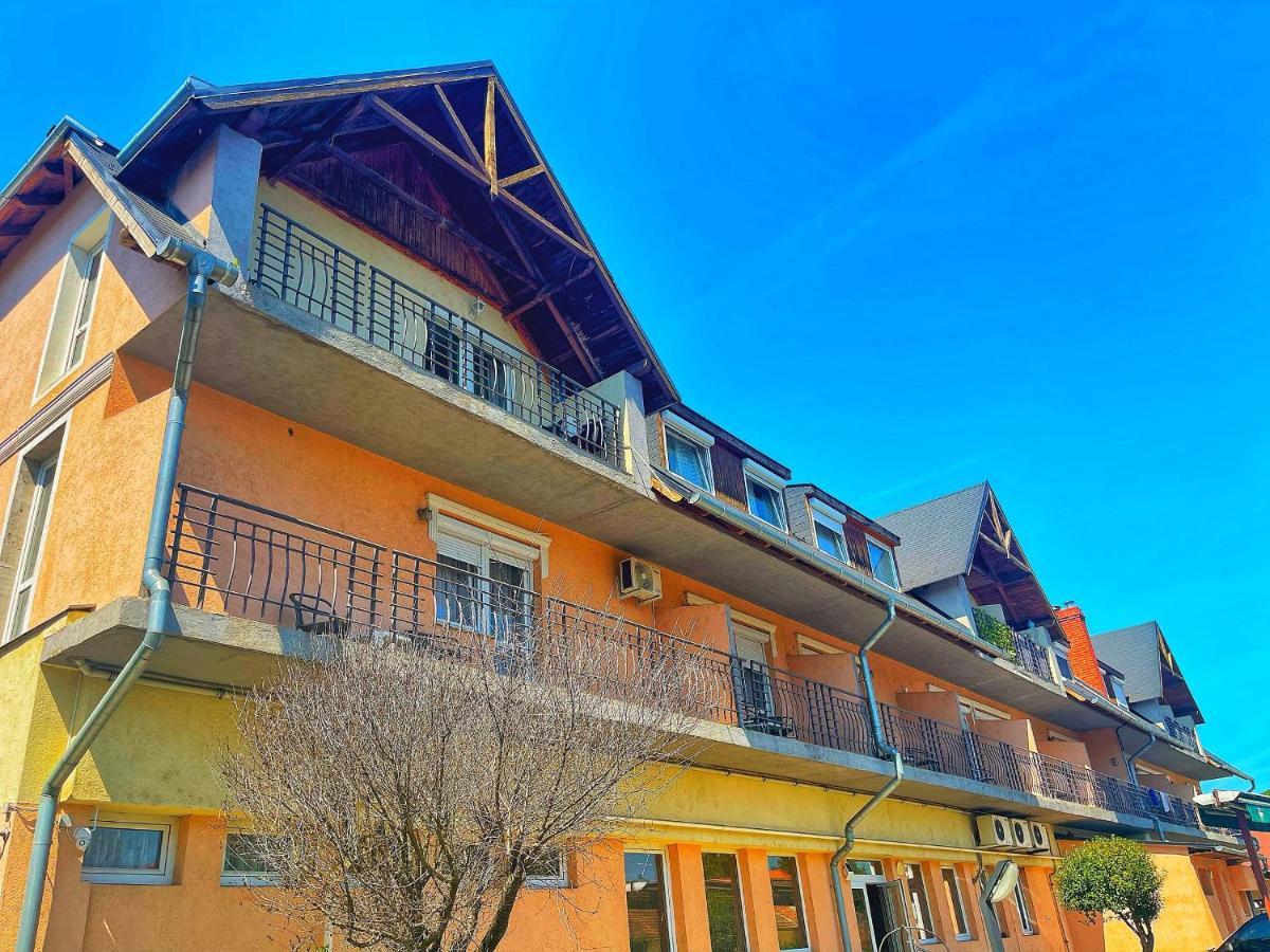 Alkotmany Vendeghaz Sarvar Exterior foto