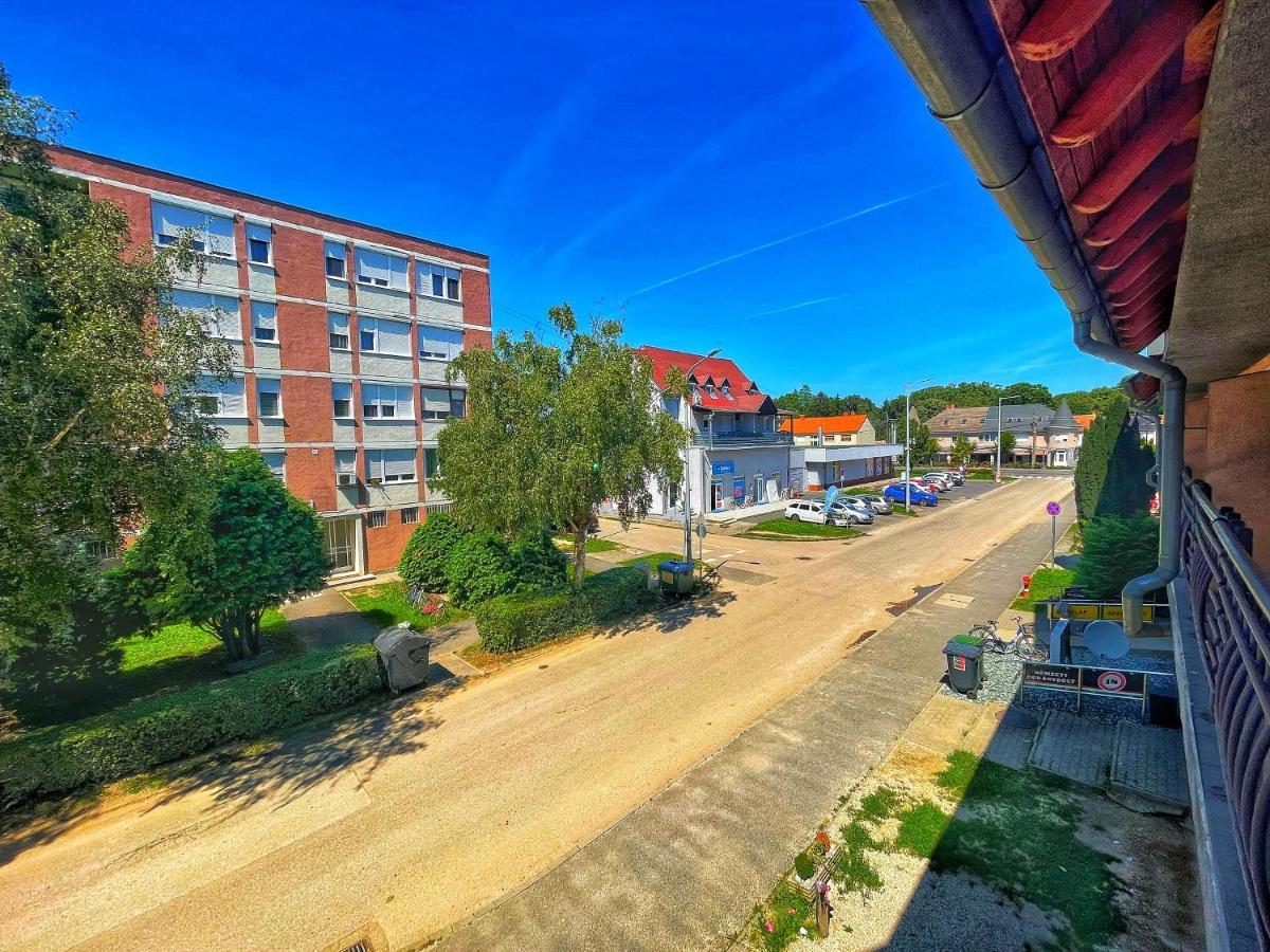 Alkotmany Vendeghaz Sarvar Exterior foto